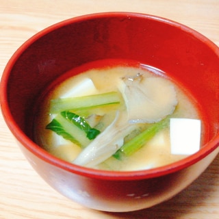 豆腐と小松菜と舞茸の味噌汁